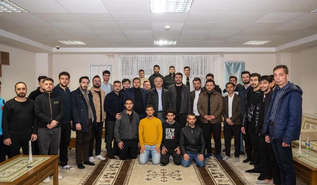 Başkan Er, Üniversite Öğrencileriyle Sahurda Buluştu: 'Ulaşımda Önemli Çalışmalarımız Olacak'