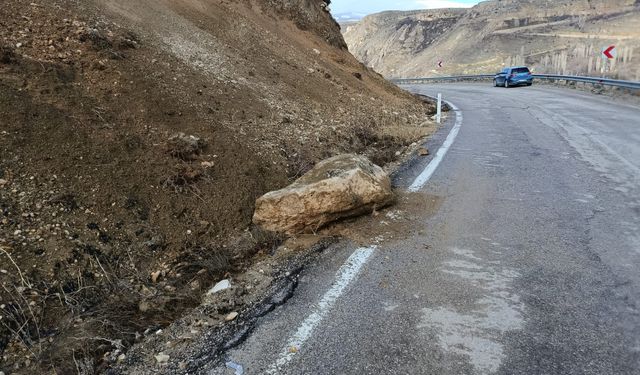 Darende-Elbistan Yolunda Heyelan Alarmı: Çatlaklar Ve Çökmeler Endişe Yarattı
