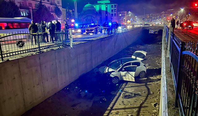 Direksiyon Hakimiyetini Kaybeden Sürücü Sulama Kanalına Uçtu