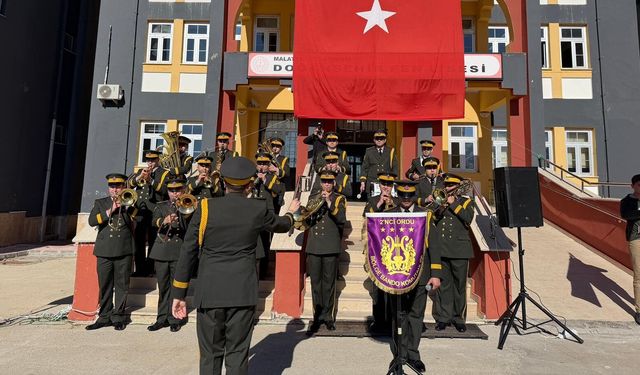Doğanşehir'de 2. Ordu Bölge Bando Komutanlığı'ndan Öğrencilere Moral Programı