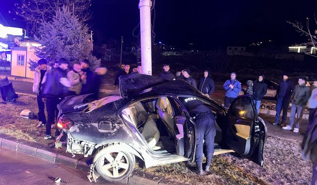Malatya-Elazığ karayolunda otomobil Trambüs direğine çarptı: 1 yaralı