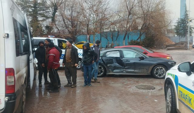 Malatya'da İşçi Servisi İle Otomobil Çarpıştı: 2 Yaralı