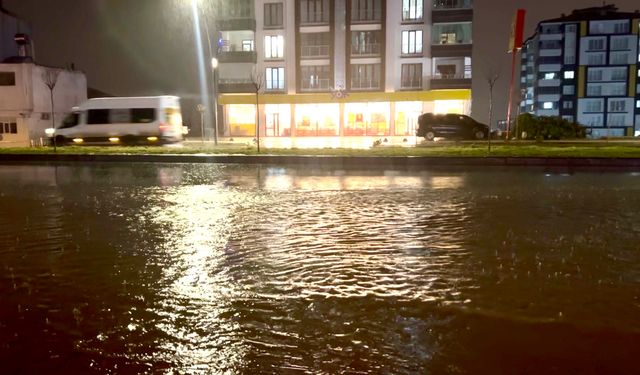 Malatya'da Sağanak Yağış Yolları Göle Çevirdi, Doğanşehir'de Dükkanları Su Bastı