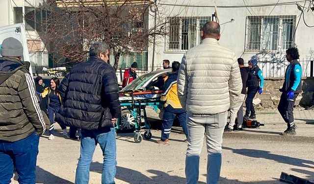 Malatya'da Yolcu Otobüsü İle Otomobil Çarpıştı: 3 Yaralı