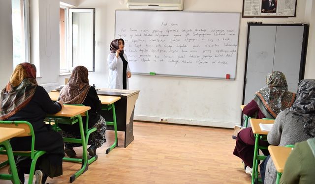 Topsöğüt'te Okuma Yazma Gururu: Kursiyerler Belgelerini Aldı