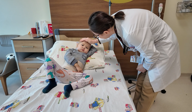 3 Yaşındaki Kırgız Çocuk Türkiye'de Yapılan Nakille Hayata Tutundu