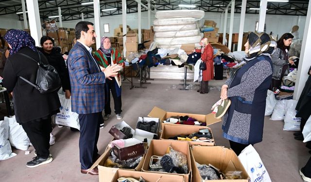 Battalgazi Belediye Başkanı Bayram Taşkın Yardım Malzemeleri Tasnif Çalışmasına Eşlik Etti