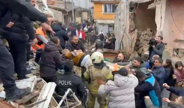 Fatih'te Doğal Gaz Patlaması: 2 Bina Çöktü, 7 Kişi Kurtarıldı