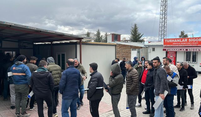 Malatya'da APP Plaka Denetimi: Sürücüler Standart Plaka İçin Kuyruğa Girdi