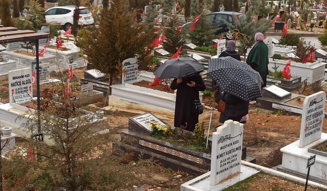 Malatya'da Bayram Sabahı Hüzne Döndü: Deprem Şehitliğinde Gözyaşları Dinmedi