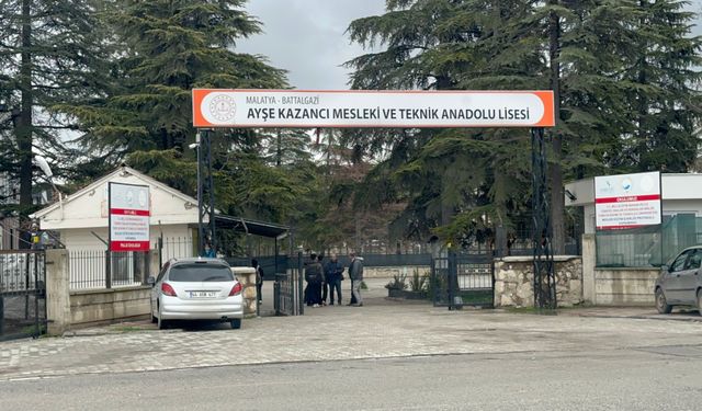 Malatya'da Okul Önünde Bıçaklı Kavga: 1 Öğrenci Yaralandı