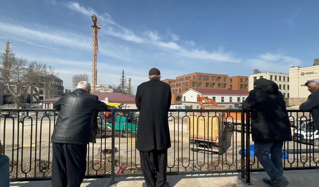 Malatya'da Yaşlılar Gün Boyu İnşaatları İzliyor: Eski Çarşının Hasreti Sürüyor