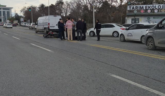 Otomobilin Çarptığı Motosiklet Sürücüsü Yaralandı