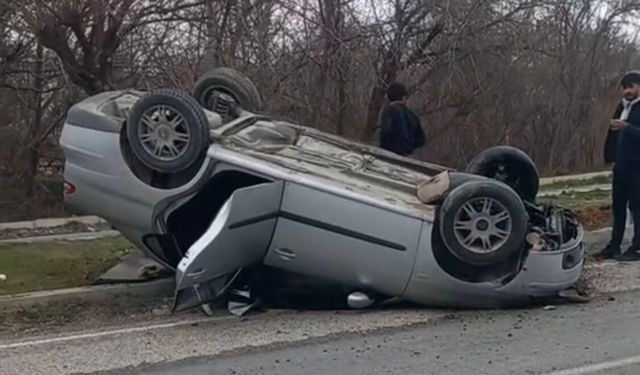 Ters Dönen Otomobildeki 3 Kişi Kazayı Yara Almadan Atlattı