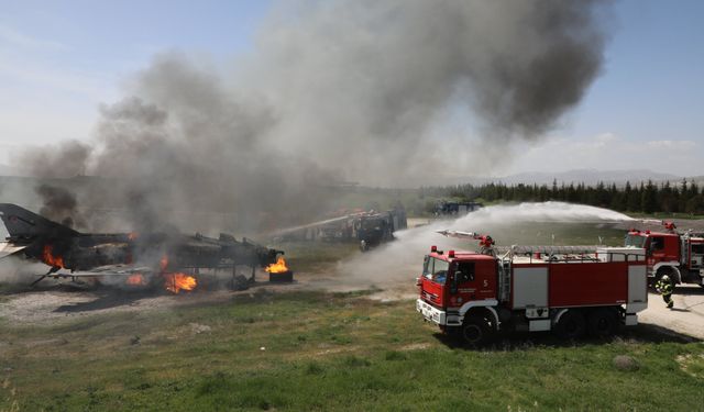 7. Ana Jet Üssü'nde Nefes Kesen Uçak Yangını Tatbikatı