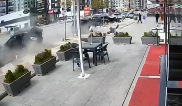 Karakavak'ta Otomobil Park Halindeki Araçlara Çarptı: Kadın Sürücü Yaralandı