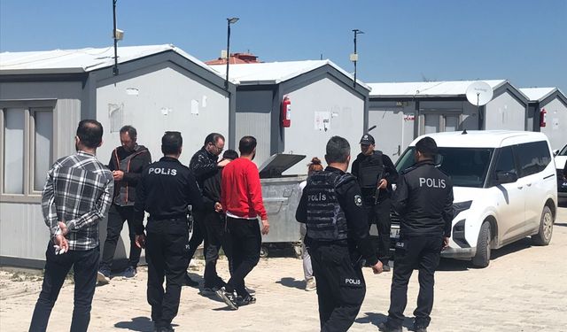 Konteynere Kendisini Kilitledi, Polis Alarma Geçti