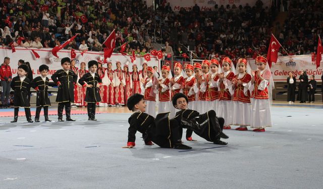 Malatya'da 23 Nisan Coşkusu Salona Sığmadı