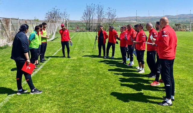 Malatya'da Bir İlk: Kaleci Antrenörleri Sahaya İndi