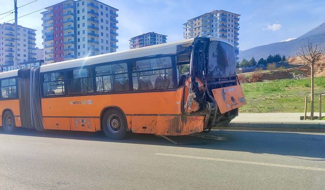 Malatya'da Hafriyat Kamyonu Otobüse Çarptı: 20 Yaralı