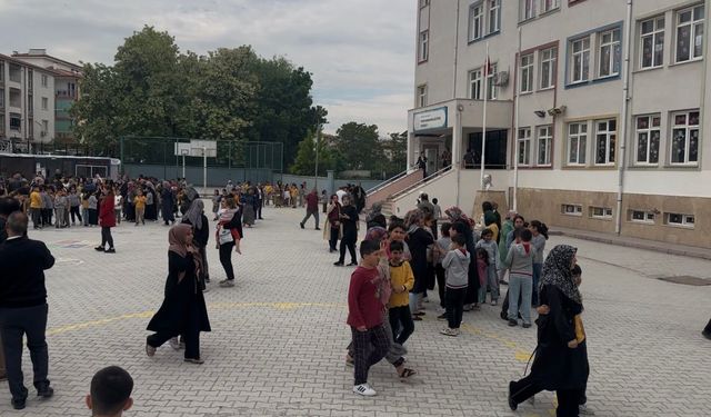 5.6'lık Deprem Malatya'yı Sokağa Döktü