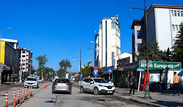 İnönü Caddesi'nde Kaza Kamerada: El Frenini Çekmeyince Araç Hareket Etti