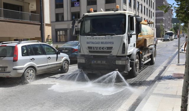 Battalgazi Belediyesi'nden Akpınar Çarşısı'nda Kapsamlı Temizlik Çalışması