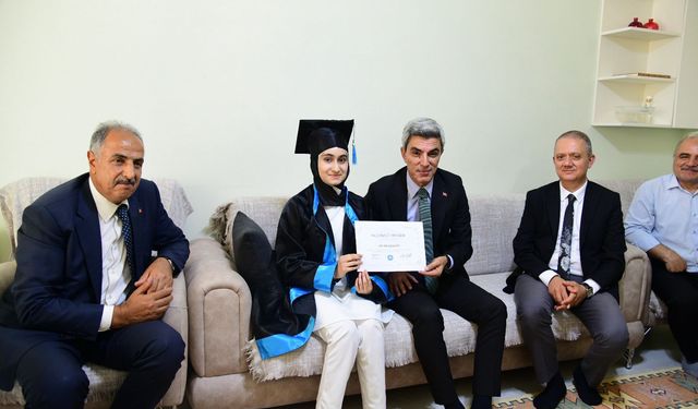 Engelleri Azmiyle Aştı, Mezuniyet Belgesini İl Müdürünün Elinden Aldı