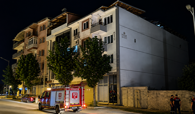 Halfettin'de Çatı Çöktü, Apartman Sakinleri Deprem Paniği Yaşadı