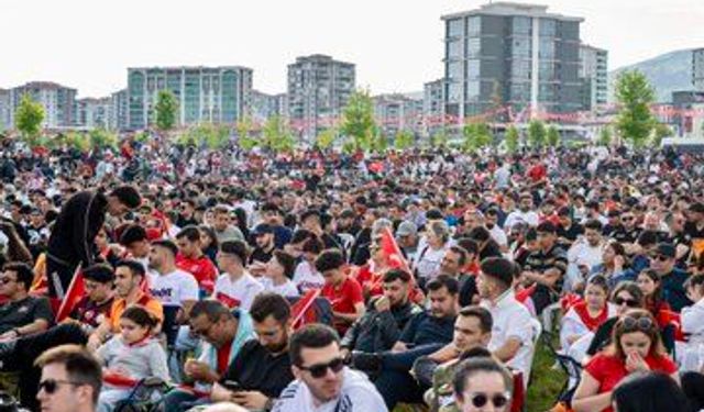 Malatya'da Milli Maç Coşkusu Dev Ekrana Taştı