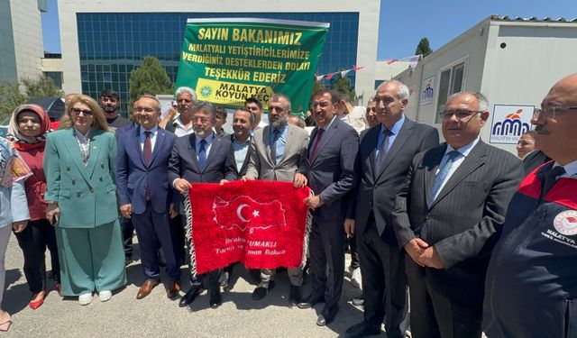 Bakan Yumaklı, Çoban Evi Konteynerlerinin Anahtarlarını Yetiştiricilere Teslim Etti