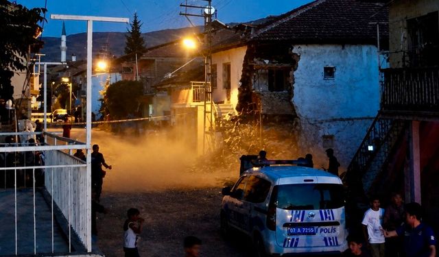 Çökme Riski Oluşan Kerpiç Ev Tahliye Edildi