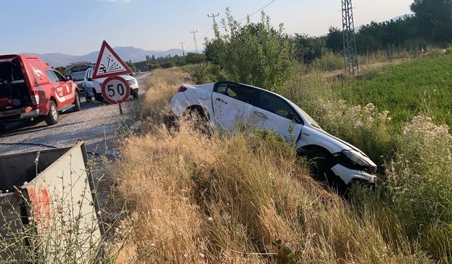 Doğanşehir'de Kamyonet ile Otomobil Çarpıştı: 3 Yaralı