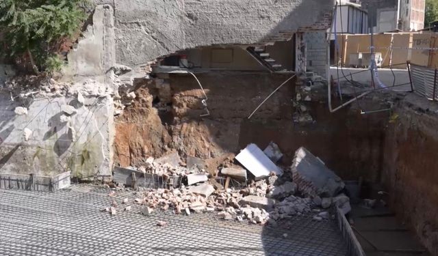 Göz Göre Göre Çöküyor! Tahliye Edilen Binada Tehlike Büyüyor