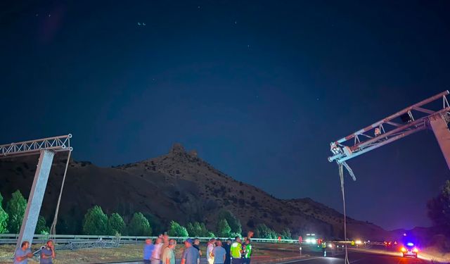 Hekimhan Yolunda Kaza: Mobese Direği Devrildi, Trafik Durdu