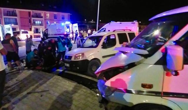 İkizce'de İki Araç Çarpıştı: 5 Yaralı