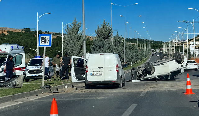 Üniversite Yolunda Feci Kaza: Otomobil Ters Döndü, Sürücü Yaralandı