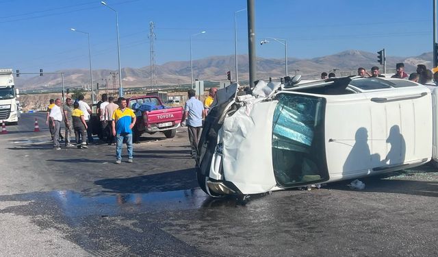 Akçadağ'da İki Otomobil Çarpıştı: 2 Yaralı