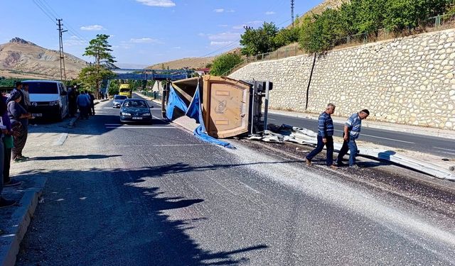 Facia Ucuz Atlatıldı; Kontrolden Çıkan Kum Yüklü Kamyon Devrildi