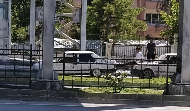 Malatya'da Şaşırtan Manzara: Aracı Ayaklarıyla İtti