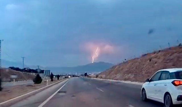 Malatya'da Yıldırımın Düştüğü An Kamerada