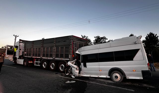 Tarım İşçilerini Taşıyan Minibüs Tırın Altına Girdi: 11 Yaralı