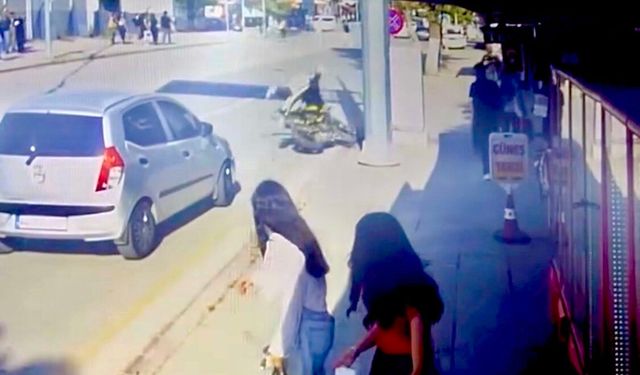 Ani Sağa Dönüş Kazayı Getirdi: Motosikletli Elektrik Panosuna Çarptı