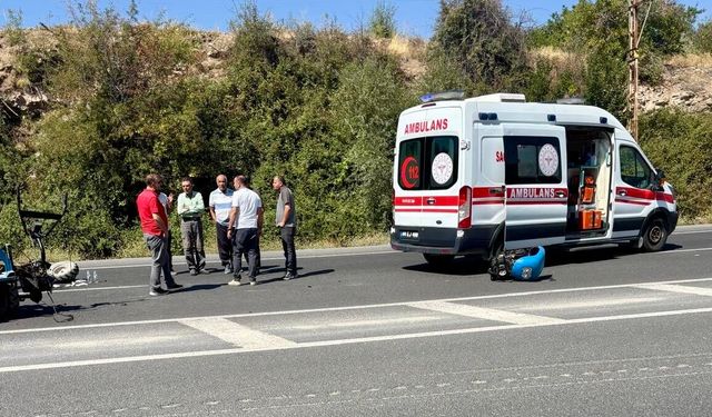 Darende'de Çapa Motoru İle Minibüs Çarpıştı: 1 Yaralı