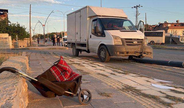 Kamyonet Yayaya Çarptı, Direği Kırarak Kaldırıma Çıktı