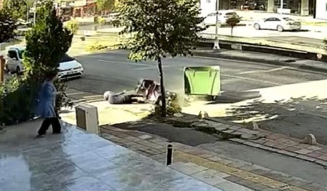 Kontrolden Çıkan Otomobil Motosiklete Çarptı: O Anlar Kamerada