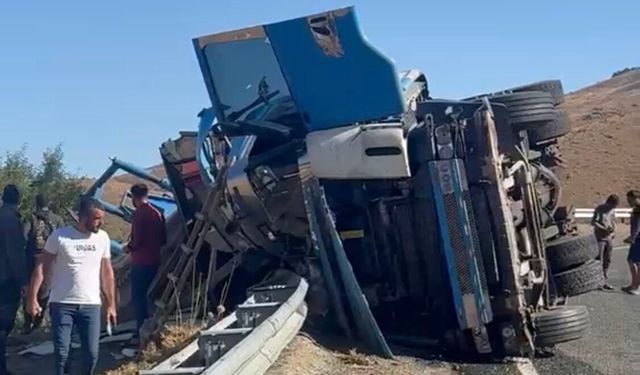 Malatya-Pütürge yolunda kamyon devrildi: 2 yaralı