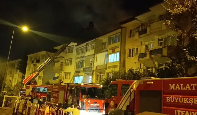 Malatya'da 4 Katlı Binanın Çatısında Yangın