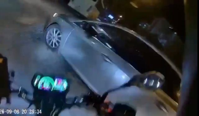 Motosiklet ile otomobil çarpıştı: Kaza anı kamerada