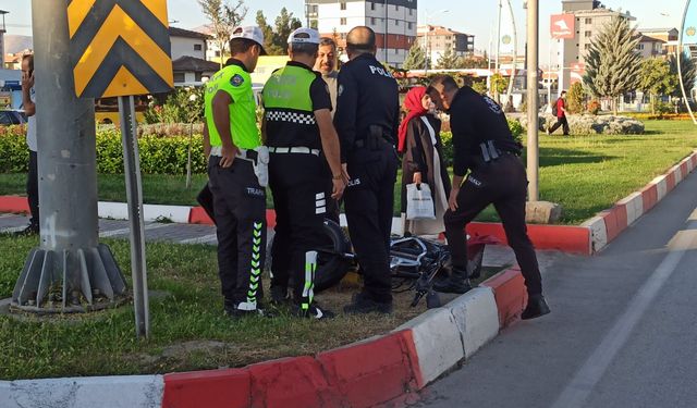 Otomobilin Çarptığı Elektrikli Bisiklet Sürücüsü Ağır Yaralandı